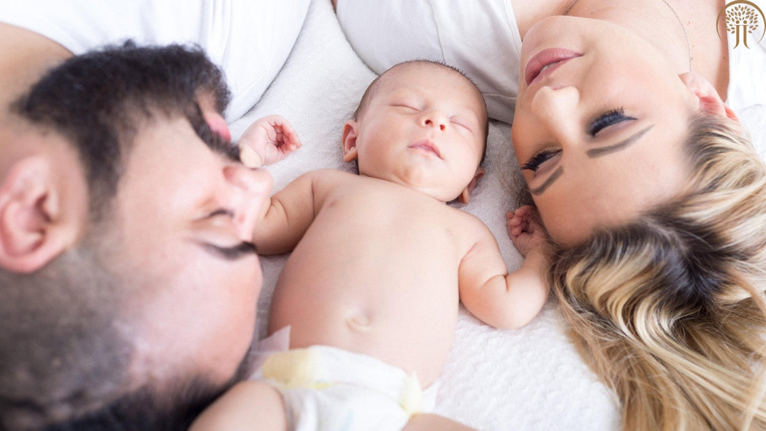 Mutter liegt mit Baby im Bett – Stärkung des Immunsystems im Wochenbett