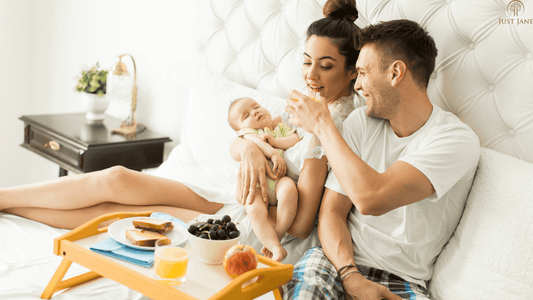Mama im Wochenbett genießt nährstoffreiches Essen zur Regeneration