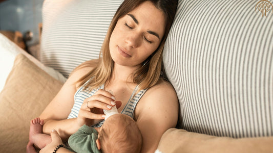 Erschöpfte Mutter mit Baby auf der Brust – postpartale Müdigkeit