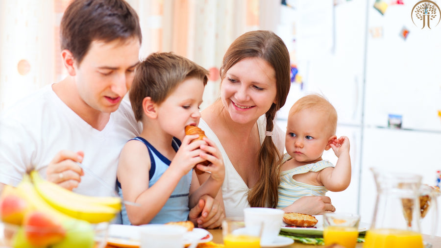 Mutter mit Kleinkind beim gemeinsamen Frühstück