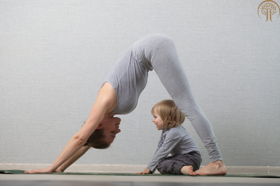 Mutter integriert Bewegung in ihren Alltag mit Baby